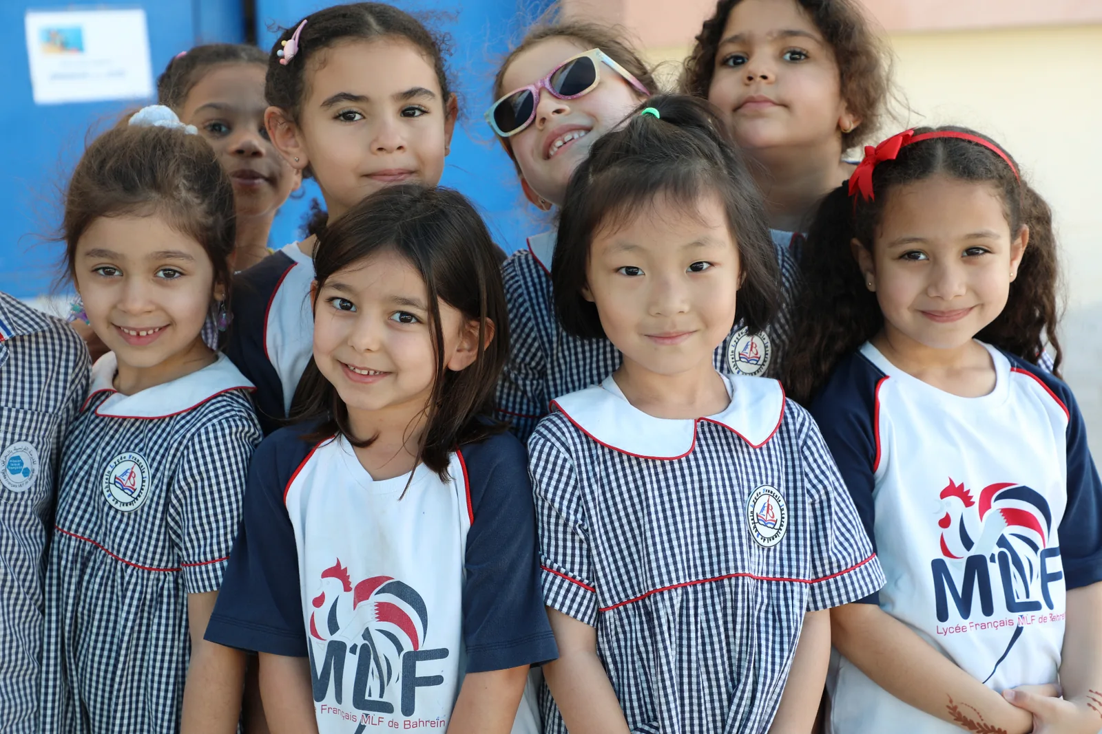 طالبات المدرسة الفرنسية م.ل.ف. البحرين يبتسمن في الحرم المدرسي